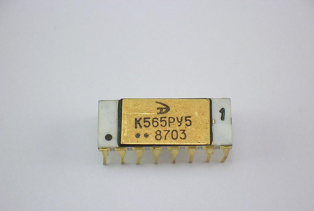 565-РУ-5-с-желтой-крышкой-сверху Микросхема
